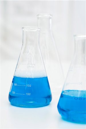 simsearch:632-03516577,k - Beakers containing blue liquid Stock Photo - Premium Royalty-Free, Code: 695-05770671