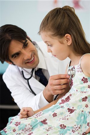 examen de pecho - Pediatrician listening to little girl's chest with stethoscope Foto de stock - Sin royalties Premium, Código: 695-05770775