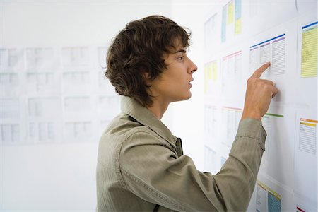 stressed student - Male college student checking results posted on bulletin board Foto de stock - Sin royalties Premium, Código: 695-05770789