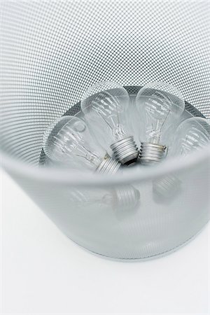simsearch:695-05770898,k - Conventional light bulbs in garbage can Foto de stock - Sin royalties Premium, Código: 695-05770894
