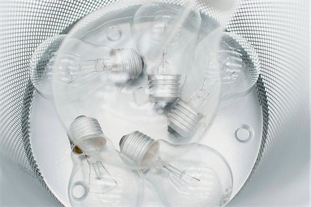 simsearch:695-05770898,k - Conventional light bulbs in garbage can Foto de stock - Sin royalties Premium, Código: 695-05770898