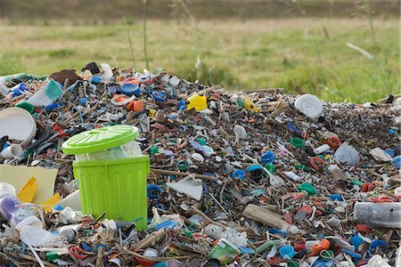 Full garbage can in midst of landfill Foto de stock - Sin royalties Premium, Código: 695-05770904