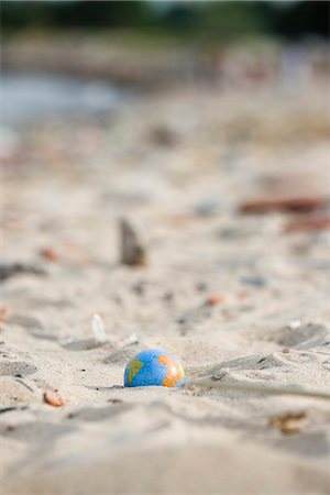 disappear - Globe partially buried in sand Foto de stock - Sin royalties Premium, Código: 695-05770902