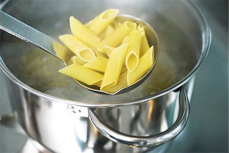 poêle (casserole) - Cuisson de pâtes penne Photographie de stock - Premium Libres de Droits, Code: 695-05770937