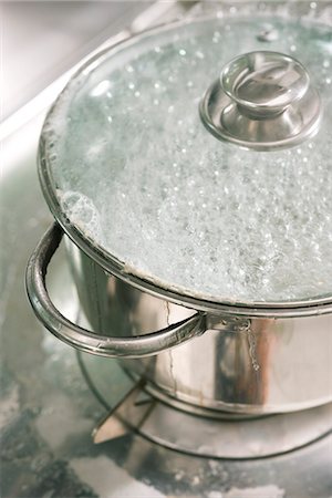 Water boiling in pot Foto de stock - Sin royalties Premium, Código: 695-05770947