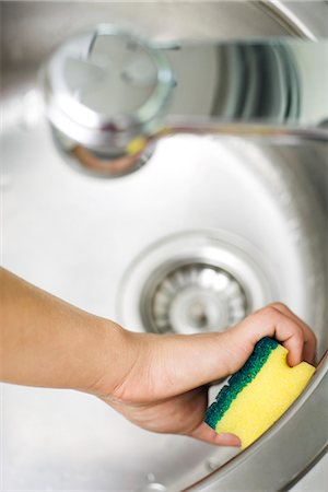 simsearch:614-06402994,k - Person cleaning sink with sponge Foto de stock - Sin royalties Premium, Código: 695-05770964