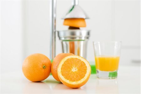 Making fresh-squeezed orange juice Foto de stock - Sin royalties Premium, Código: 695-05770968