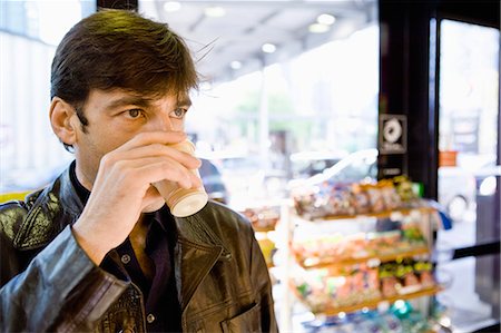 praktisch - Menschen trinken Kaffee im Convenience-store Stockbilder - Premium RF Lizenzfrei, Bildnummer: 695-05770994
