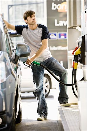 Man refueling vehicle at gas station Foto de stock - Sin royalties Premium, Código: 695-05771020