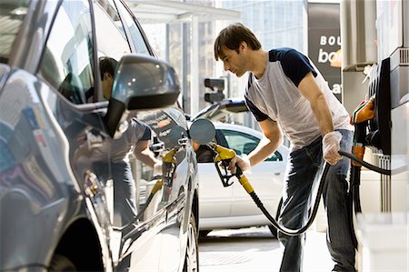 filling - Ravitaillement en carburant de véhicule à la station d'essence de l'homme Photographie de stock - Premium Libres de Droits, Code: 695-05771023