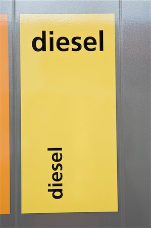 simsearch:695-05775231,k - Étiquette de diesel sur la pompe à essence Photographie de stock - Premium Libres de Droits, Code: 695-05771044