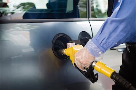 simsearch:632-07494991,k - Refueling vehicle at gas station Foto de stock - Sin royalties Premium, Código: 695-05771077