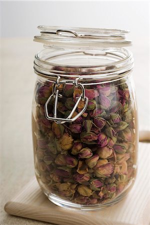 pot-pourri - Dried rosebuds in jar Fotografie stock - Premium Royalty-Free, Codice: 695-05771088