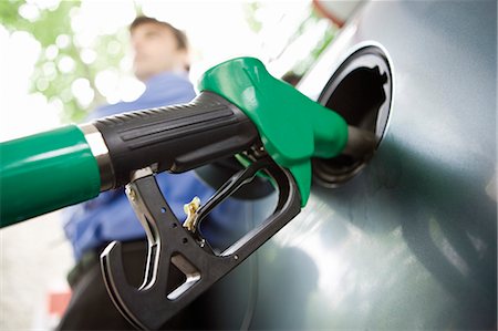 petrol pump - Refueling vehicle at gas station Foto de stock - Sin royalties Premium, Código: 695-05771080