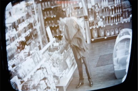 Customer browsing in convenience store, image captured by surveillance camera Foto de stock - Sin royalties Premium, Código: 695-05771082