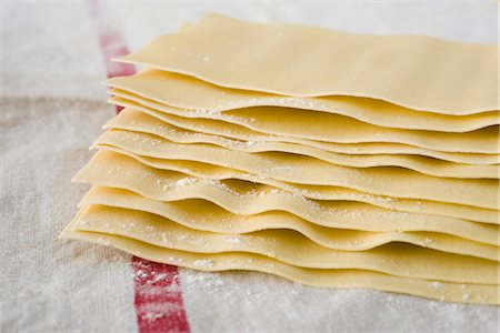 Fresh homemade lasagna sheets Foto de stock - Sin royalties Premium, Código: 695-05771090