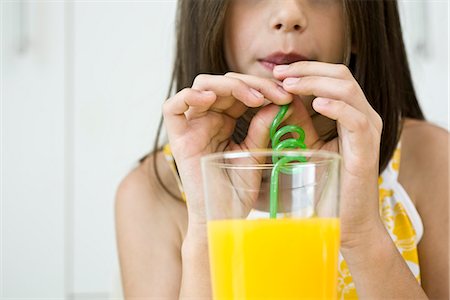 pajilla de beber - Drinking juice through curly straw Foto de stock - Sin royalties Premium, Código: 695-05771165