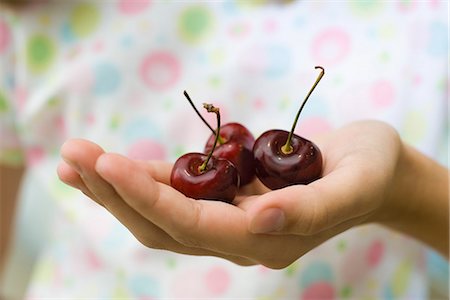 Child's cupped hand holding cherries Foto de stock - Sin royalties Premium, Código: 695-05771179