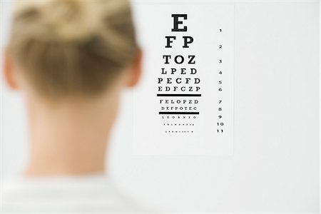 eye test - Woman taking eye exam Foto de stock - Sin royalties Premium, Código: 695-05771271