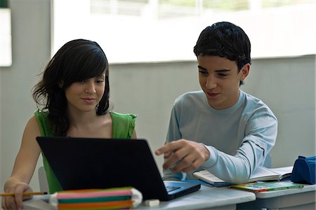 estuche de lápices - High school students using laptop computer in class Foto de stock - Sin royalties Premium, Código: 695-05771360