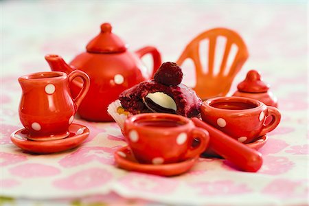 Toy tea set with pastry Foto de stock - Sin royalties Premium, Código: 695-05771425