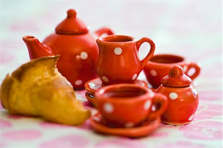 Toy tea set with pastry Foto de stock - Sin royalties Premium, Código: 695-05771426