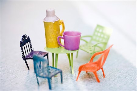 Thermos et meubles de patio de jouet Photographie de stock - Premium Libres de Droits, Code: 695-05771439
