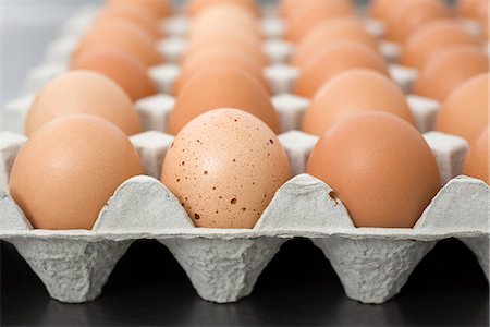 simsearch:6118-07353323,k - Oeufs bruns frais en carton Photographie de stock - Premium Libres de Droits, Code: 695-05771458