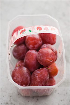 Plums in plastic container Foto de stock - Sin royalties Premium, Código: 695-05771481