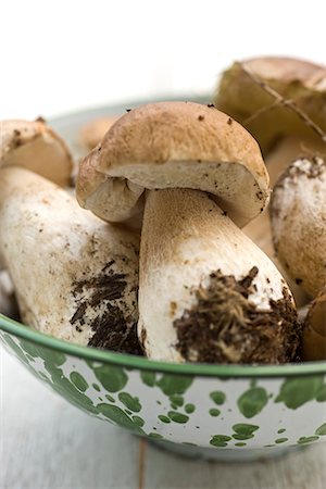 simsearch:841-06446938,k - Porcini mushrooms in bowl Stock Photo - Premium Royalty-Free, Code: 695-05771494