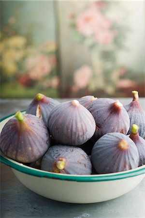 Bowl of ripe figs Foto de stock - Sin royalties Premium, Código: 695-05771538