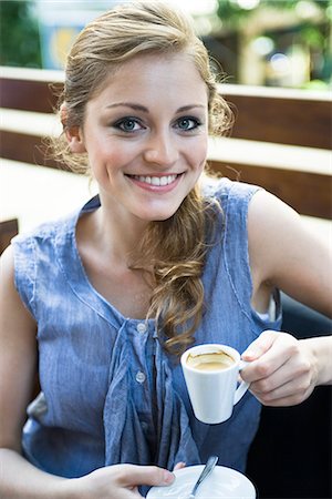 espresso - Expresso boire jeune femme, portrait Photographie de stock - Premium Libres de Droits, Code: 695-05771620