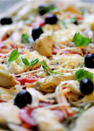 Uncooked toppings on fresh pizza, close-up Foto de stock - Sin royalties Premium, Código: 695-05771646