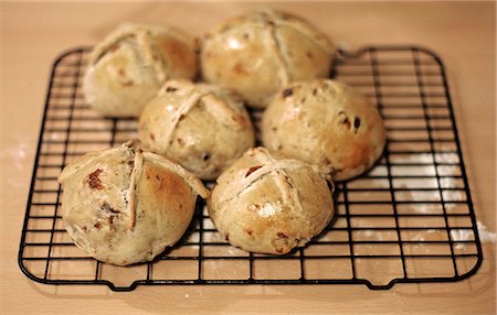 Homemade hot cross buns cooling on rack Stock Photo - Premium Royalty-Free, Code: 695-05771647