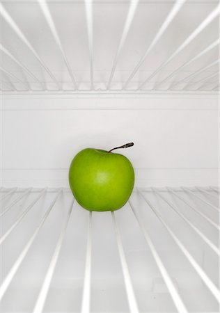 Single green apple sitting on shelf inside refrigerator Fotografie stock - Premium Royalty-Free, Codice: 695-05771651