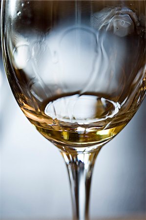 simsearch:695-05771702,k - Tears of wine on glass of white wine Fotografie stock - Premium Royalty-Free, Codice: 695-05771678