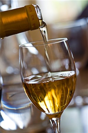 Pouring glass of white wine Foto de stock - Sin royalties Premium, Código: 695-05771685
