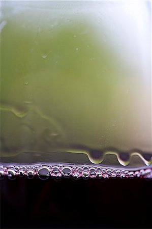 Tears of wine, tiny bubbles on glass of red wine Stock Photo - Premium Royalty-Free, Code: 695-05771681