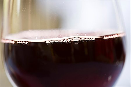 Glass of red wine, bubbles on surface Foto de stock - Sin royalties Premium, Código: 695-05771682