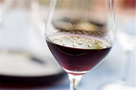 excellent - Tears of wine on glass of red wine Stock Photo - Premium Royalty-Free, Code: 695-05771683