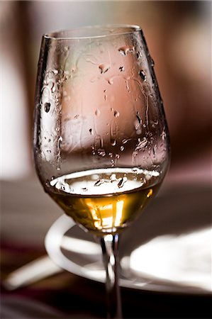 simsearch:695-05771702,k - Tears of wine on glass of white wine Fotografie stock - Premium Royalty-Free, Codice: 695-05771699
