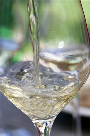 simsearch:695-05771702,k - Pouring glass of white wine Fotografie stock - Premium Royalty-Free, Codice: 695-05771691