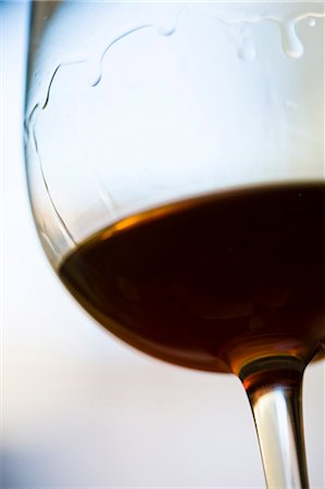 simsearch:695-05771702,k - Tears of wine on glass of wine Fotografie stock - Premium Royalty-Free, Codice: 695-05771704