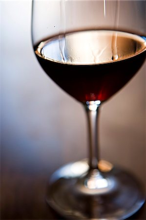 simsearch:695-05771702,k - Glass of red wine Fotografie stock - Premium Royalty-Free, Codice: 695-05771709