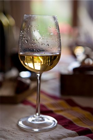 simsearch:695-05771702,k - Tears of wine on glass of white wine Fotografie stock - Premium Royalty-Free, Codice: 695-05771700