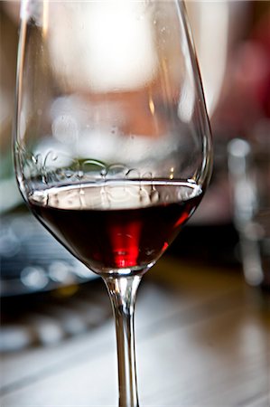 simsearch:695-05771718,k - Tränen Wein auf Glas Rotwein Stockbilder - Premium RF Lizenzfrei, Bildnummer: 695-05771719