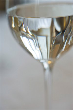 simsearch:695-05771702,k - Reflection on glass of white wine Fotografie stock - Premium Royalty-Free, Codice: 695-05771713