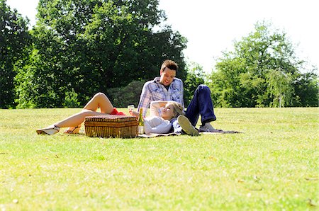 Couple enjoying picnic in park Foto de stock - Sin royalties Premium, Código: 695-05771739
