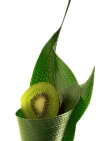 simsearch:622-08139030,k - Sliced kiwi wrapped in leaf Foto de stock - Sin royalties Premium, Código: 695-05771731