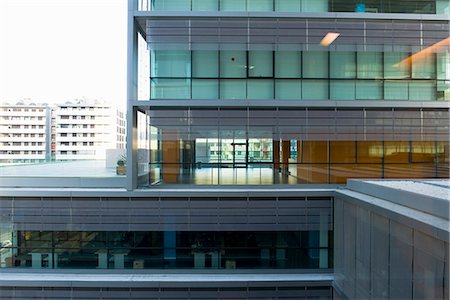 Bürogebäude mit leeren Büros Stockbilder - Premium RF Lizenzfrei, Bildnummer: 695-05771852